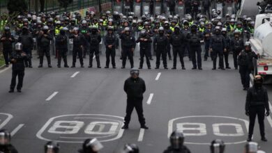 Miles de manifestantes bloquean el acceso al estadio de fútbol de la Ciudad de México Miles de manifestantes bloquean el acceso al estadio de fútbol de la Ciudad de México